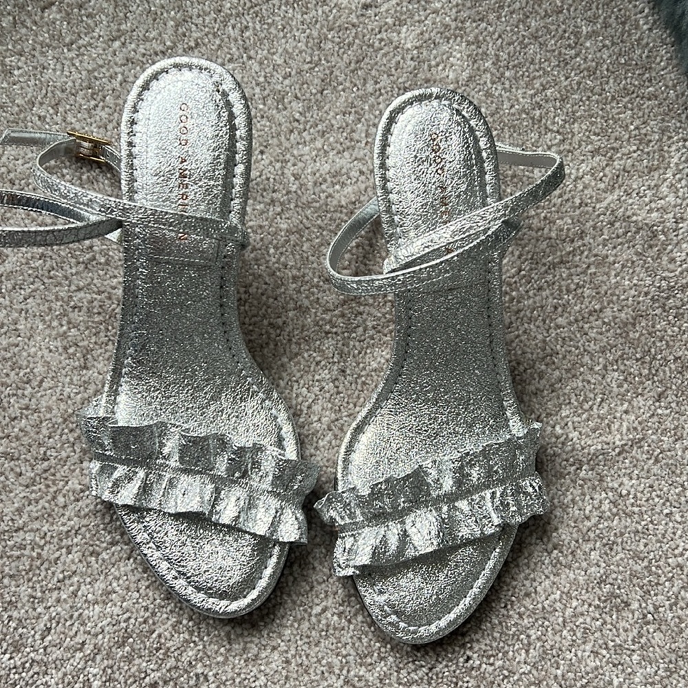 GOOD AMERICAN Size 10 Ankle Strap Heels ruffle strap metallic silver - Picture 5 of 14